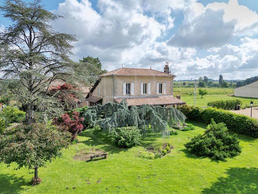 Maison 9 pièces 190 m² · à Lamothe-Montravel · 190 m² · 323 000 €