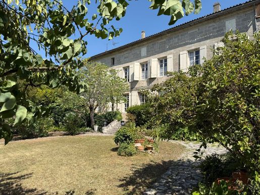 Maison 10 pièces 350 m² · à Coutras · 350 m² · 649 000 €