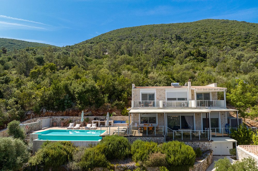 Villa de quatre chambres avec vue panoramique sur le port de Sivota, la baie de Poros et Meganisi