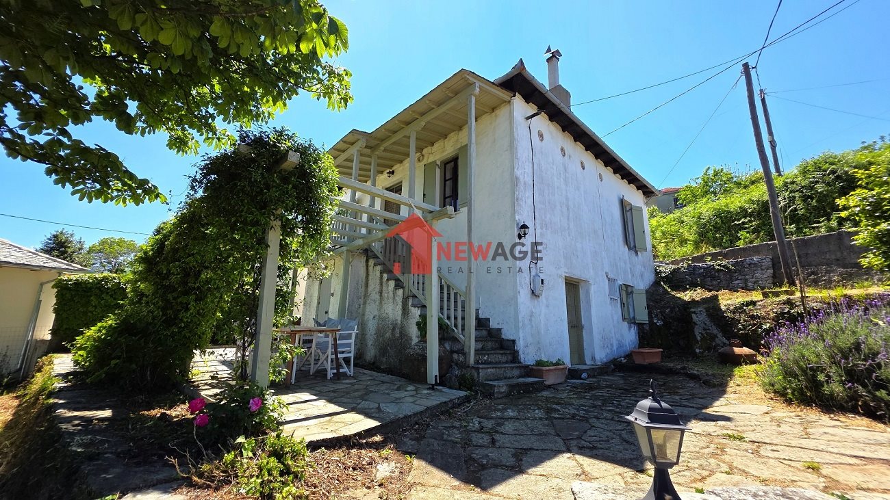 Verkauft wird ein steinernes, zweistöckiges Haus in Zagora, Piëlios