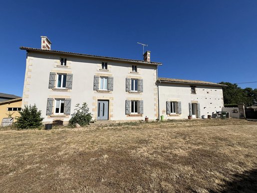 Maison 5 pièces 180 m² · à Saint-Sauvant · 180 m² · 235 000 €