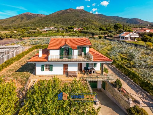 CISANO SUL NEVA: EXKLUSIVE VILLA MIT GROSSEM GARTEN