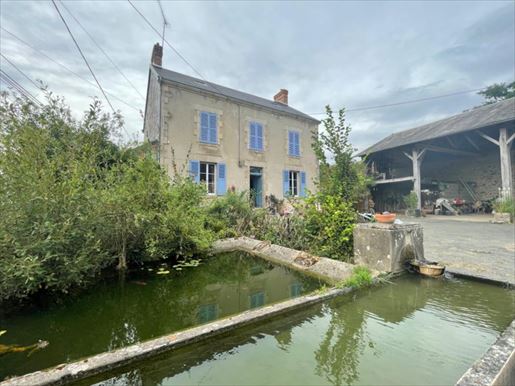 Maison 8 pièces 179 m² · à La Celle-Dunoise · 179 m² · 226 000 €