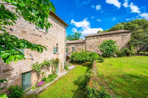 Maison 8 pièces 333 m² · à Vinezac · 333 m² · 990 000 €