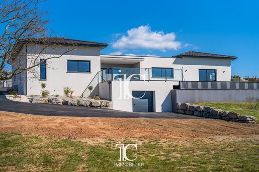 Maison 5 pièces 202 m² · à Vinezac · 202 m² · 684 000 €