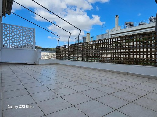 Un apartament renovat cu o cameră în centrul Pangrati