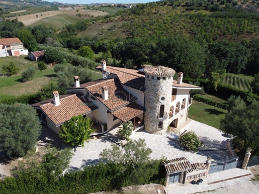 Vila na predaj v Terame, San Nicolò a Tordino