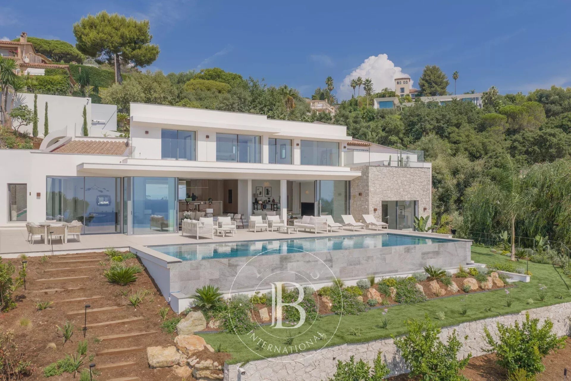 House, 325 m², land 2090 m²