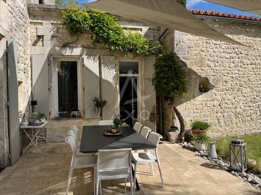 Maison 7 pièces 350 m² · à Angoulême · 350 m² · 672 000 €
