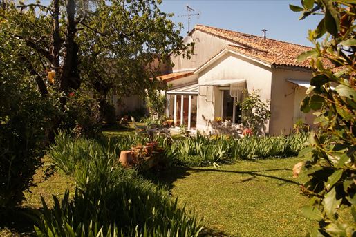 7 pièces 210 m² · à Champniers · 210 m² · 278 000 €