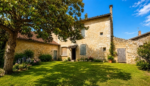 Maison 5 pièces 160 m² · à La Rochefoucauld-en-Angoumois · 160 m² · 75 900 €