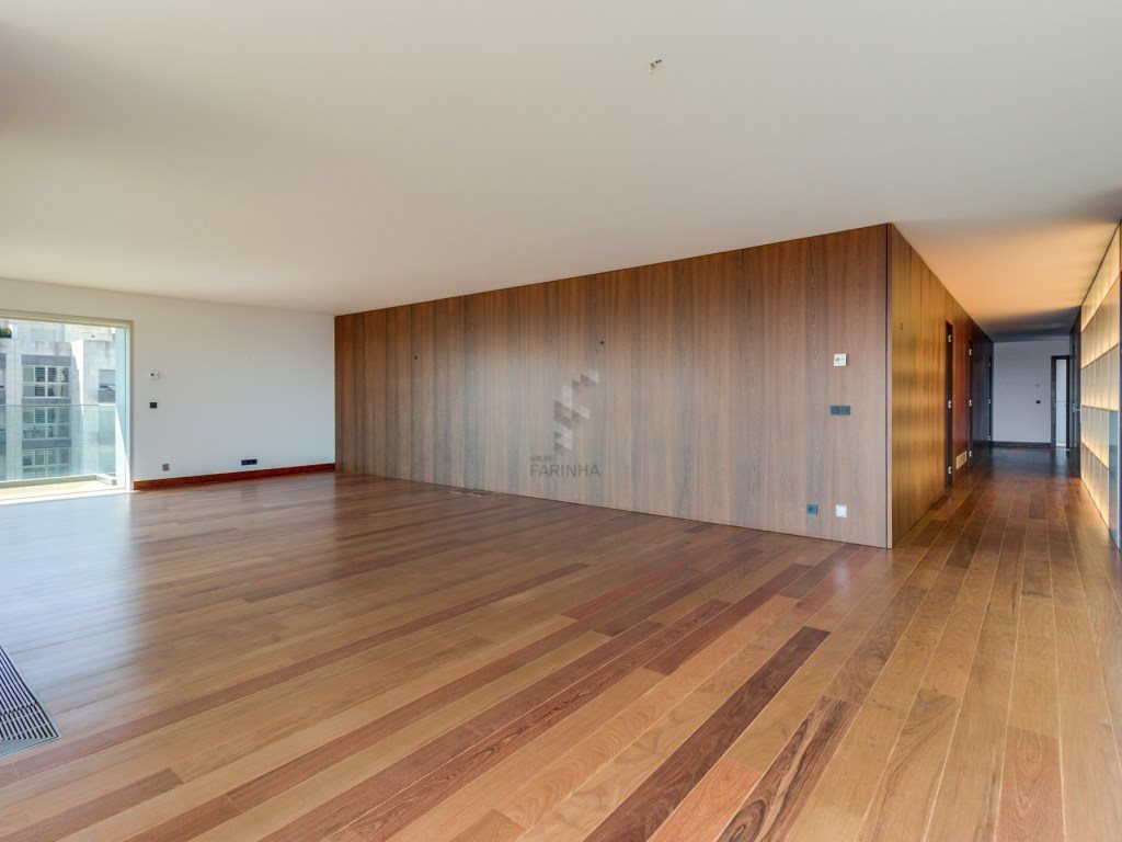 Brand new T4 apartments of various sizes and orientations, of a high standard, ready to move into