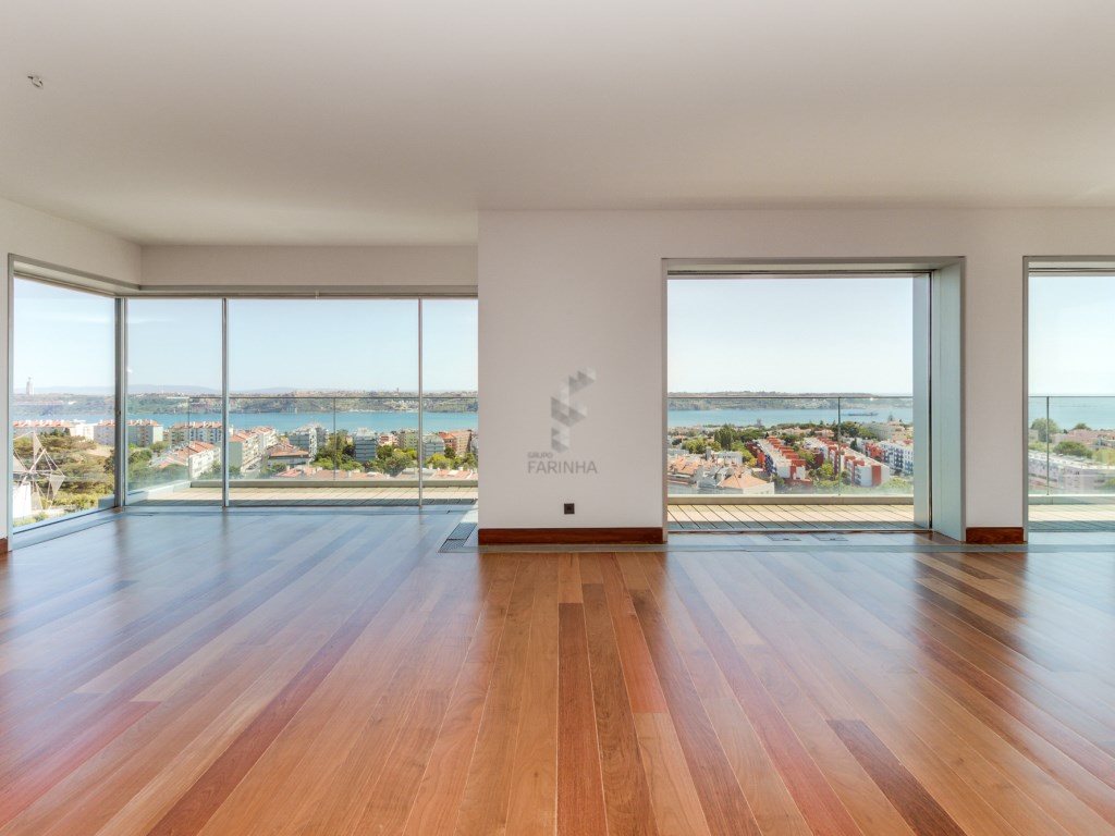 Brand new T4 apartments of various sizes and orientations, of a high standard, ready to move into