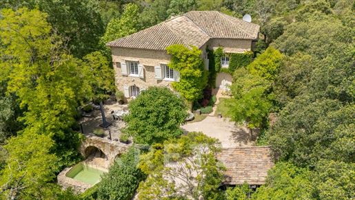 Maison 12 pièces 368 m² · à Uchaux · 368 m² · 1 590 000 €