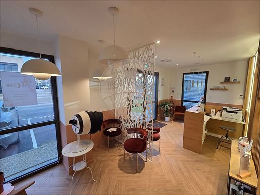 Local commercial 6 pièces 148 m² · à Limas · 148 m² · 550 000 €