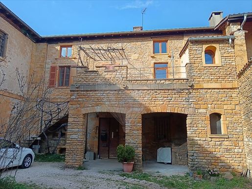 Maison 6 pièces 131 m² · à Theizé · 131 m² · 335 000 €