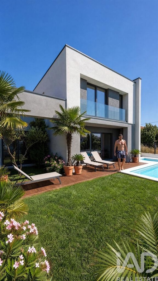 Home / Villa with 4 Rooms in Sesimbra (Castelo) with 200,00 m²