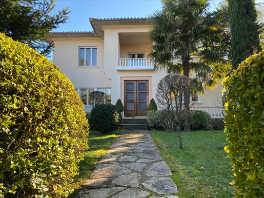 7 pièces 210 m² · à Villeneuve-sur-Lot · 210 m² · 199 900 €