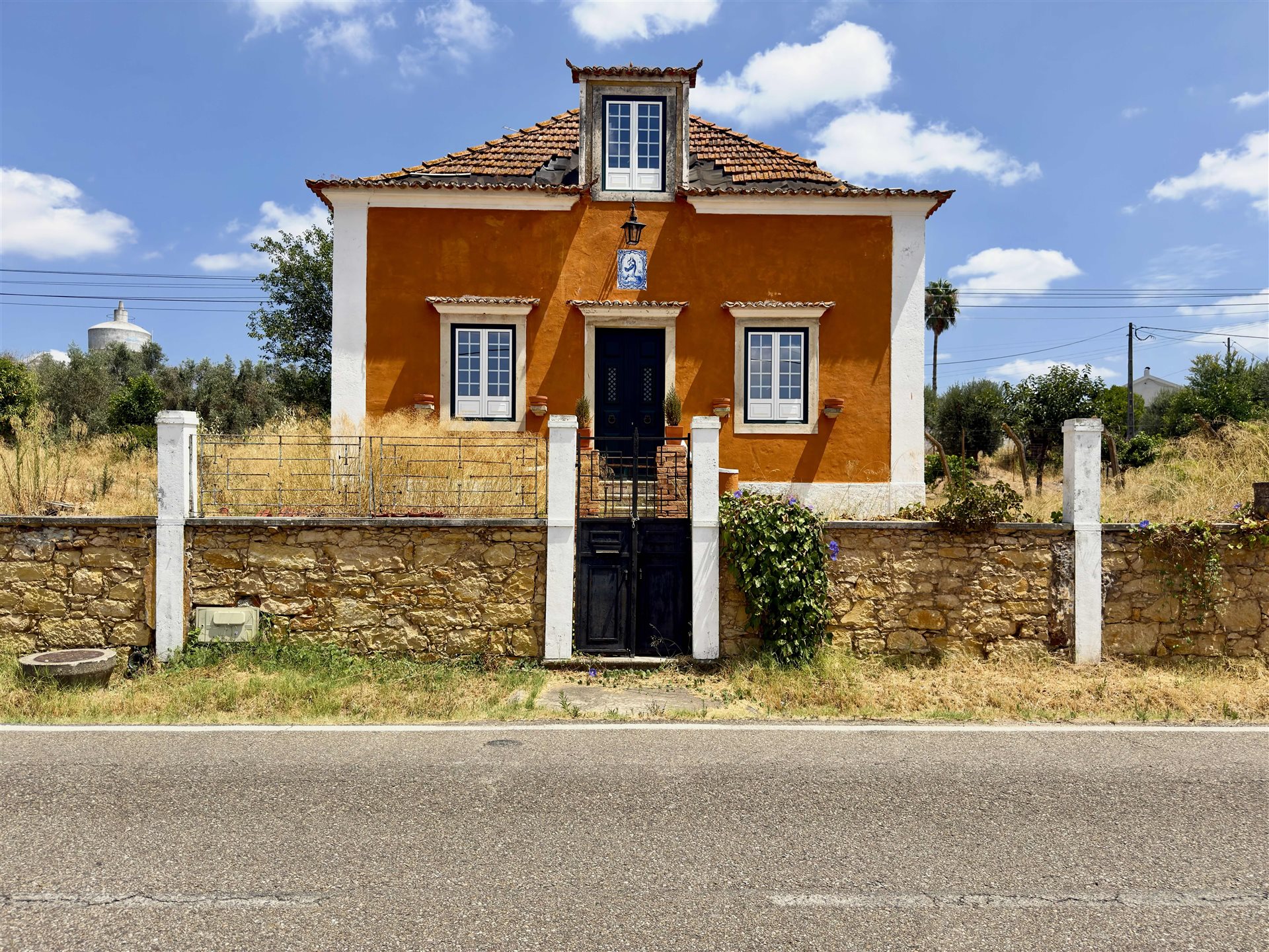 Charmante Maison Traditionnelle De 4 Chambres Avec Projet D'agrandissement, Implantée Sur Un Terrain De 1 560 M²