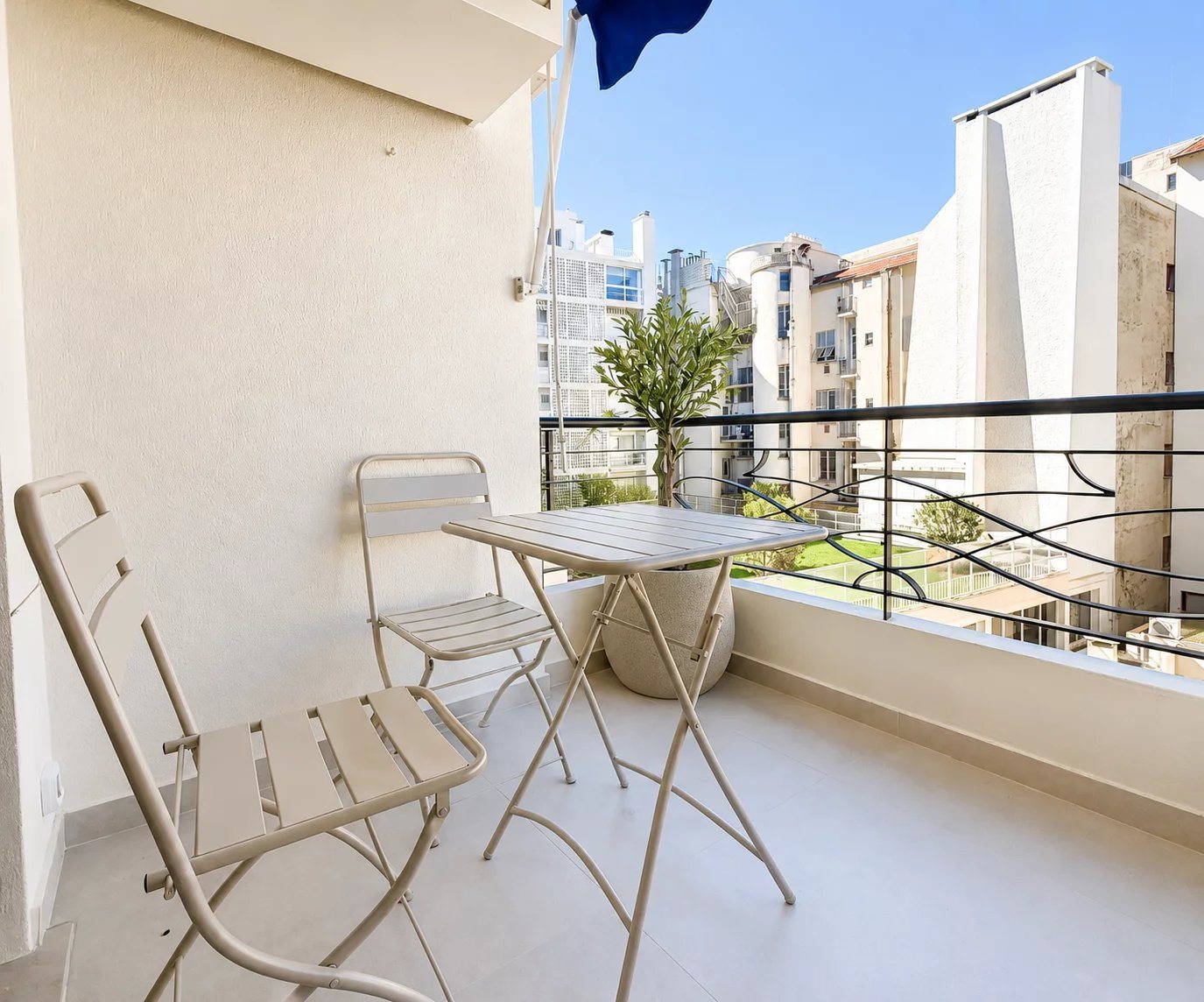Carré d'or, close to the sea, superb 2-room apartment, west-facing balcony - Vue 3