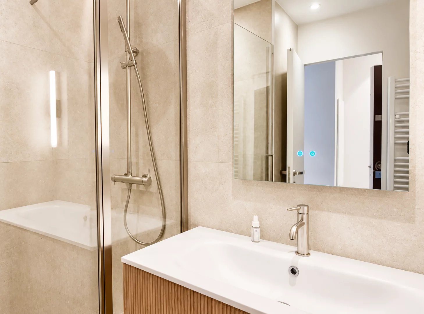 Carré d'or, close to the sea, superb 2-room apartment, west-facing balcony - Vue 5