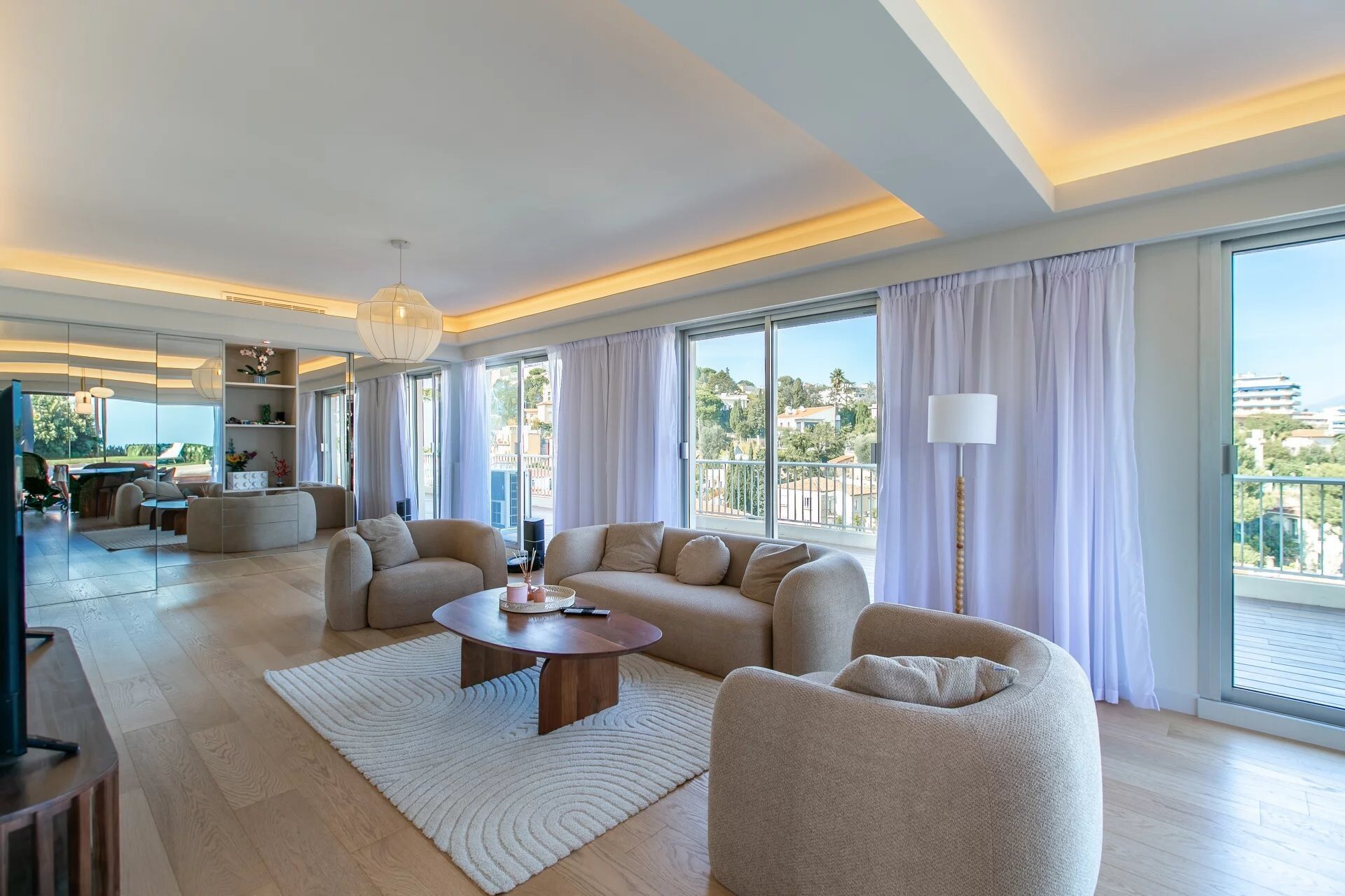Nice lower Fabron area, exceptional 4-room penthouse with panoramic sea view and...
