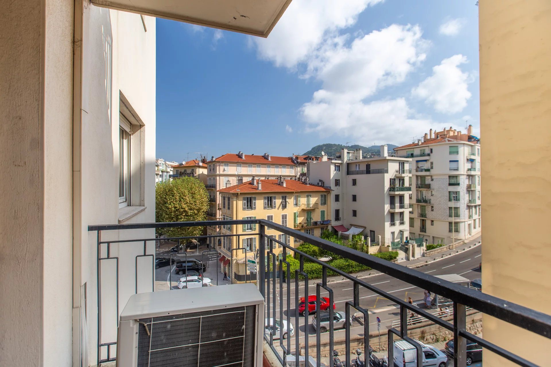 Nice Le Port, pleasant 2-bedroom apartment with terrace, to modernize - Plus