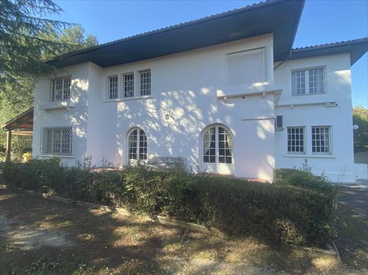 8 pièces 222 m² · à Nérac · 222 m² · 210 000 €