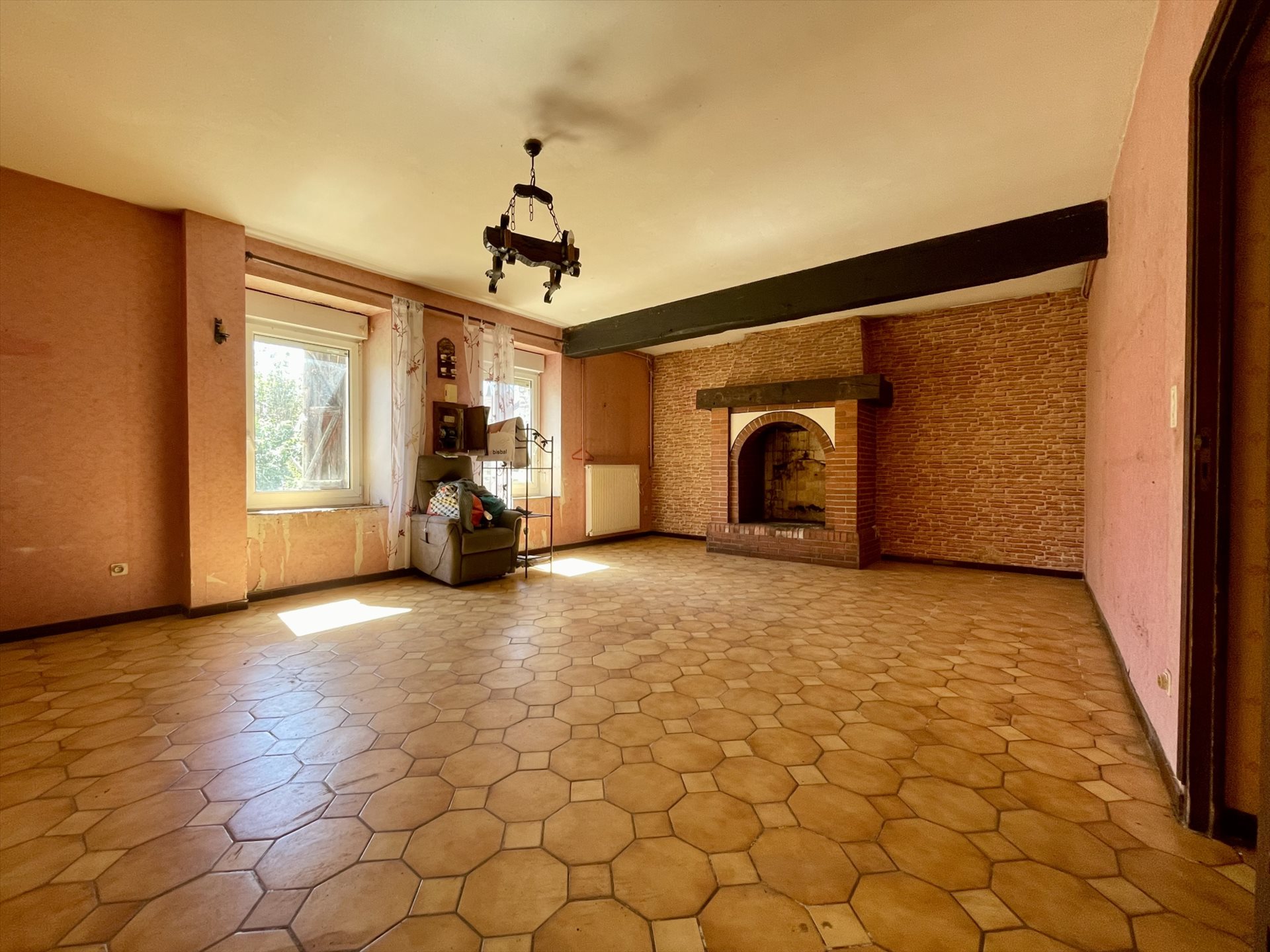 House with 5 bedrooms and 1,400 m² of land - Vue 4