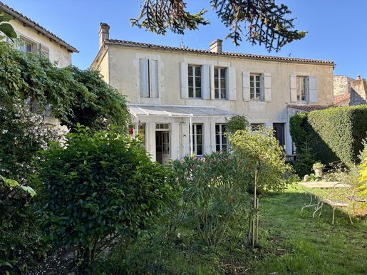 Maison 11 pièces 338 m² · à Saint-Savinien · 338 m² · 409 500 €