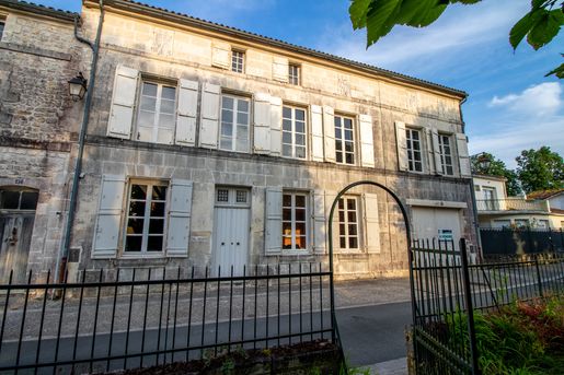 Maison 10 pièces 235 m² · à Saint-Savinien · 235 m² · 270 000 €