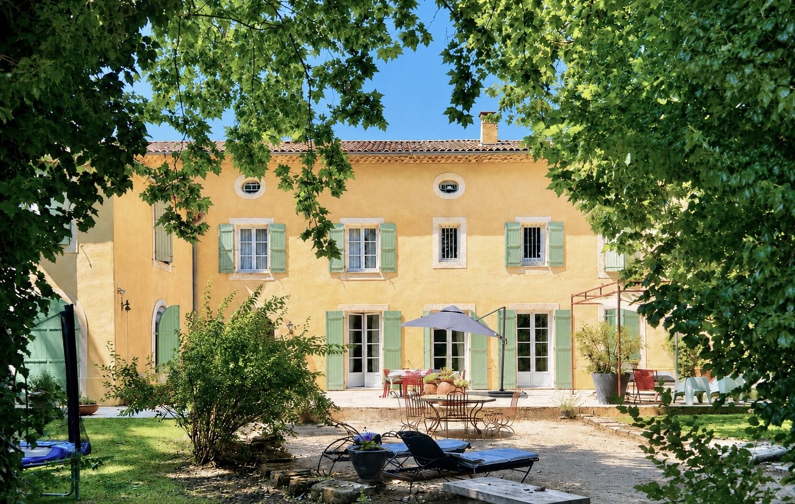House, 890 m², land 890 m²