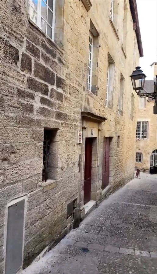 Local commercial 2 pièces 415 m² · à Sarlat-la-Canéda · 415 m² · 949 000 €