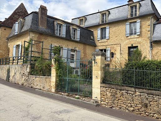 8 pièces 230 m² · à Saint-Cyprien · 230 m² · 318 000 €