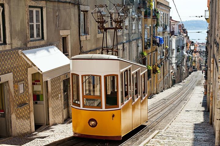 Tramway 28 dans une rue de Lisbonne